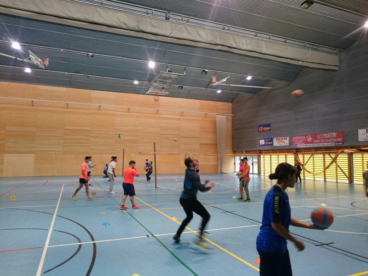 Inslessalines's tweet photo. Els alumnes de 2n de #TAFE de #LesSalines també fan voleibol #FeuDeTot #SempreEnForma #ElTeuFuturALesSalines #elprat #elprateduca #FPPrat https://t.co/jG5mvZsKhH