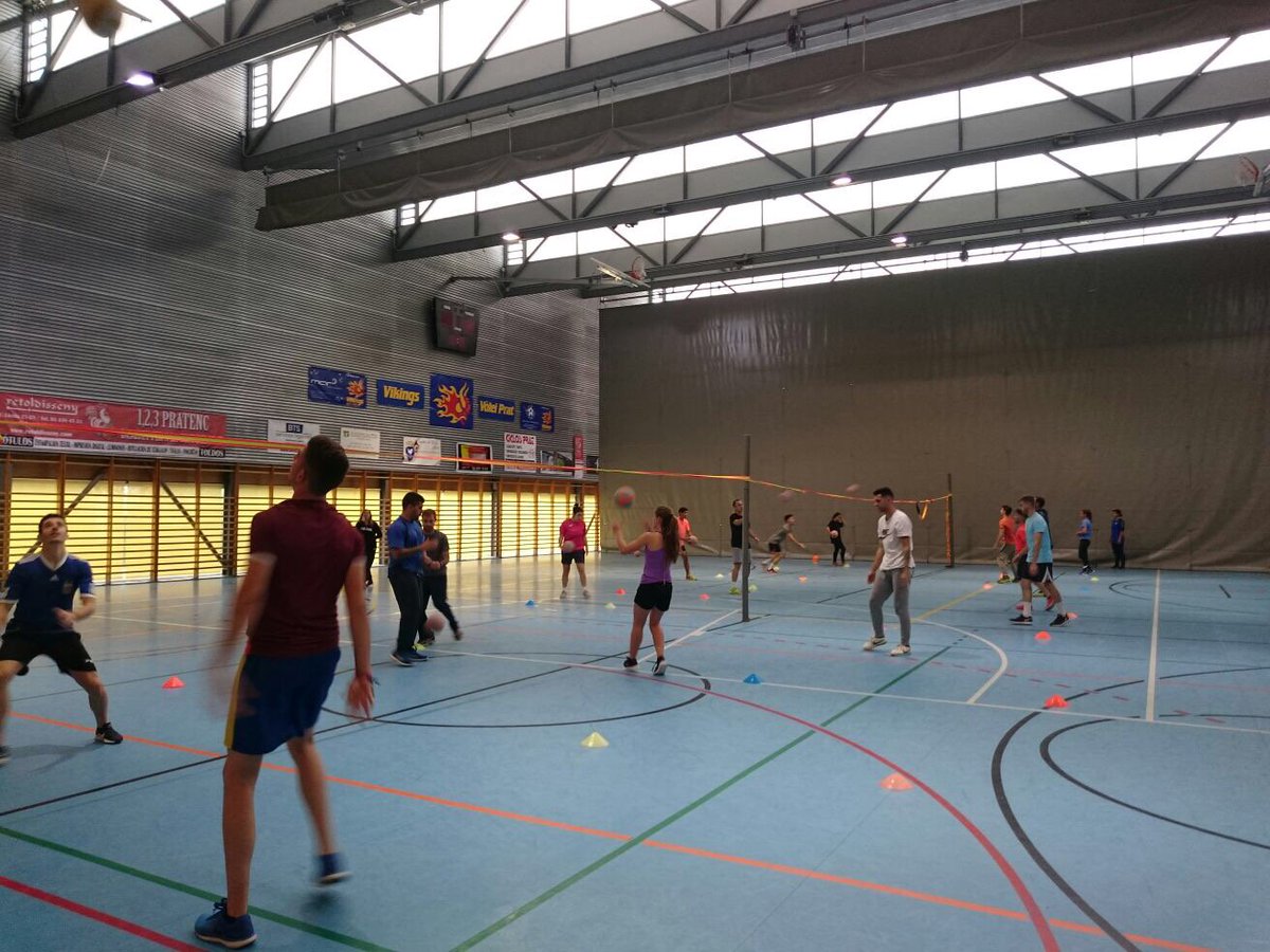 Inslessalines's tweet photo. Els alumnes de 2n de #TAFE de #LesSalines també fan voleibol #FeuDeTot #SempreEnForma #ElTeuFuturALesSalines #elprat #elprateduca #FPPrat https://t.co/jG5mvZsKhH