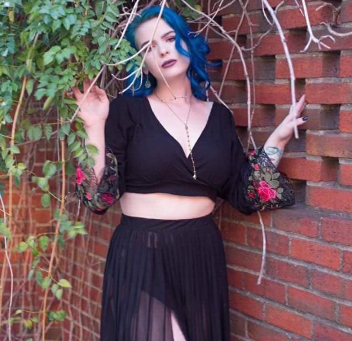 prettylunetta_'s tweet photo. fun lil shoot with vines and pirate ships 🥀 #model #mua #bluebaby https://t.co/nvP4GMmfrO