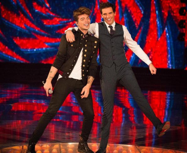 TheKolors's tweet photo. Stasera siamo ospiti di MIKA su Rai 2! SPERO UN GIORNO DI RAGGIUNGERE LA TUA GRANDEZZA E NOBILTÀ DELL'ANIMA. Grazie @mikasounds 
#casamika https://t.co/CMWRxq4BwO