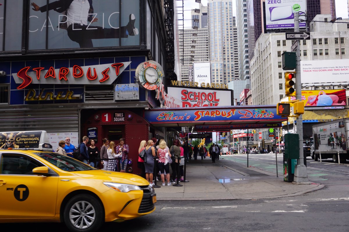 EllensStardust's tweet photo. In the heart of Broadway.. #broadway #broadwaynyc #ellensstardustdiner #nycsites #timesquare https://t.co/D30BnGPtAm