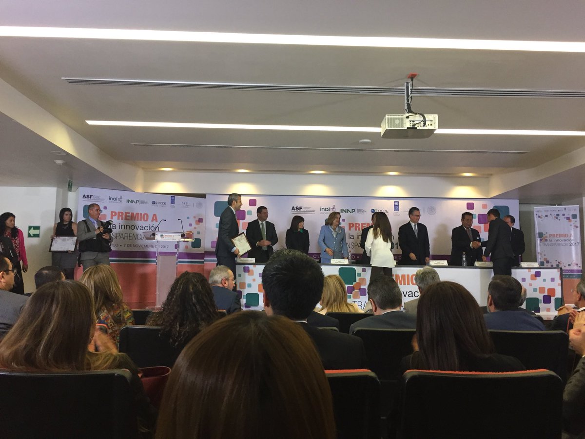 ITEIJal's tweet photo. Reciben #PIT2017 en representación @COMCE_Occte @ITEIJal @udg_oficial @GobiernoJalisco @Pedro_RosasH @avilesco Claudia Arteaga #Protocolo409 https://t.co/CC95Z4XiFs