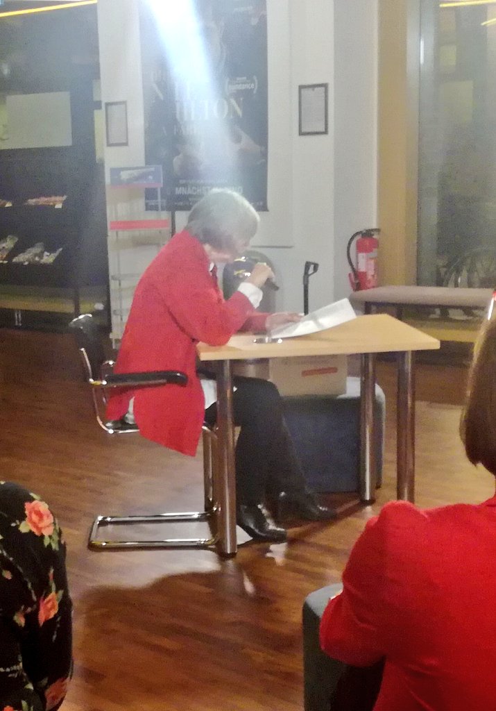 Respektgewinnt's tweet photo. Doro Zinke vom @DGB_Berlin_BRB liest #Fluchtgeschichten
Wir sagen danke!
#TooRealToBeFake
#respektgewinnt https://t.co/UvohNYa5gw