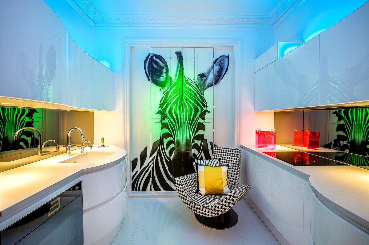 Always makes us #smile when we see the artwork in this #stunning #pedini #designer #kitchen ow.ly/OCzi30gq3IG