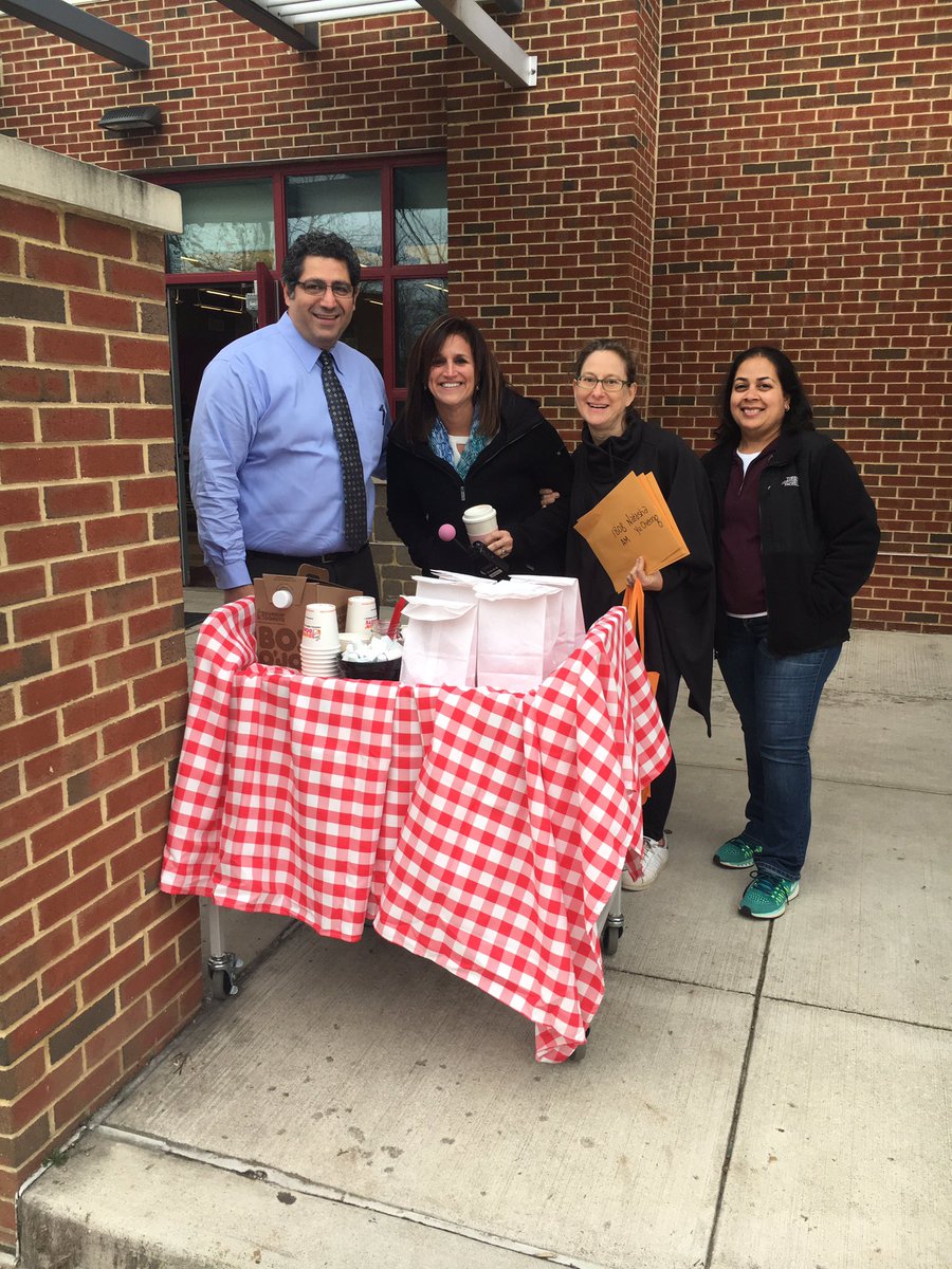 HHMSLeadership's tweet photo. We love our bus drivers!! https://t.co/vnvdnkHiEr