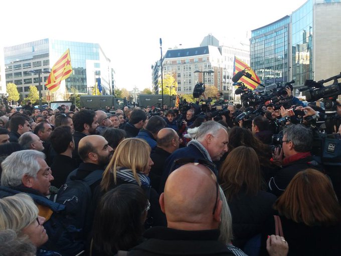 Puigdemont, a la UE: «¿Van a continuar ayudando a Rajoy en este golpe de Estado?» DOCBY8GWkAAp1P5
