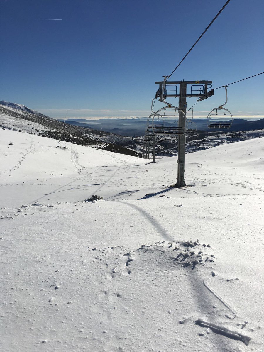 Alto_Campoo's tweet photo. Buen día en #AltoCampoo y seguimos con las pruebas de carga de remontes. #YaQuedaMenos para tener la estación a punto
 #TengoGanasDeNieve https://t.co/jecfDIK3BG