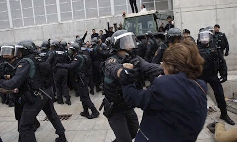 montsecandini's tweet photo. Hisenda vol cobrar a Puigdemont el cost del referèndum. No especifica si inclou l’atenció dels mil ferits i el lloguer dels creuers. https://t.co/gKmGRvxyDH