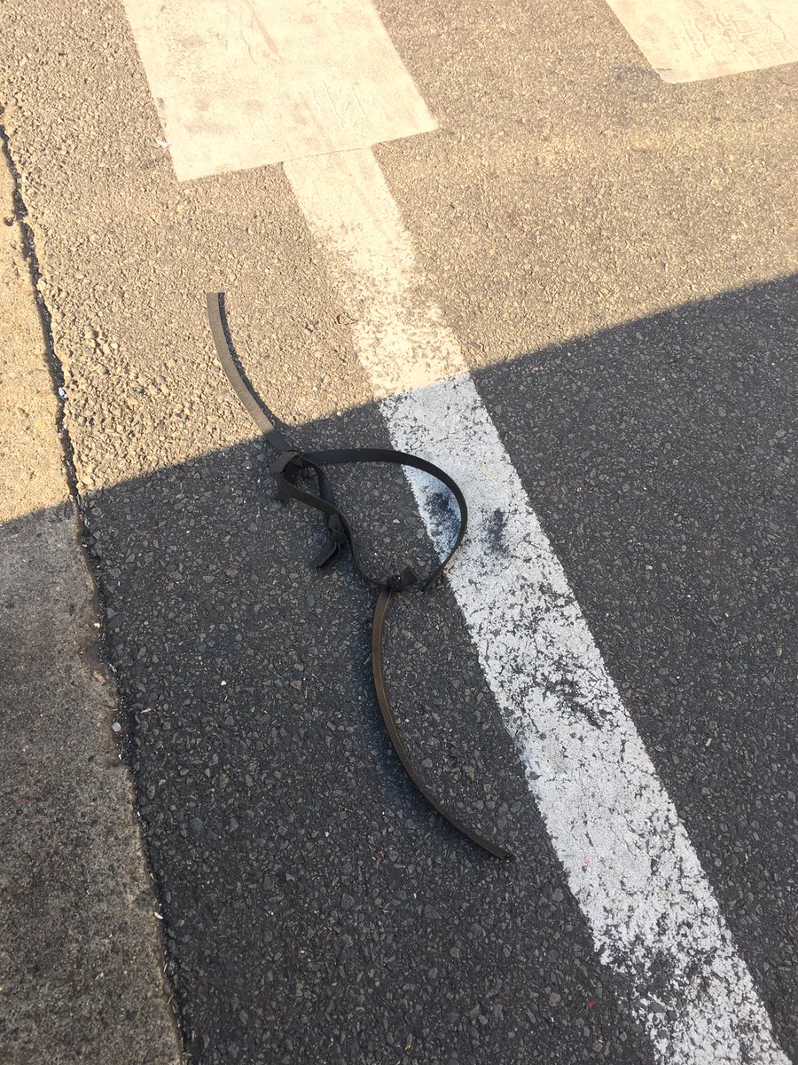 恐らくトラックの荷台などで荷物を固定する黒いゴムバンドがちぎれて落ちてるやつ 恐らくトラックの荷台などで荷物を固定する黒いゴムバンドがちぎれて落ちてるやつ
