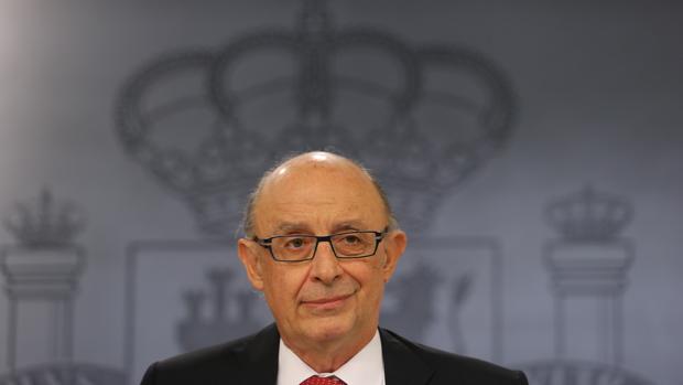 PODEMOS's tweet photo. El Ayuntamiento de Madrid reduce la deuda y aumenta el gasto social. Es un ejemplo de gestión que el PP no se puede permitir #MadridNoSePara https://t.co/iVAUDAX4sb