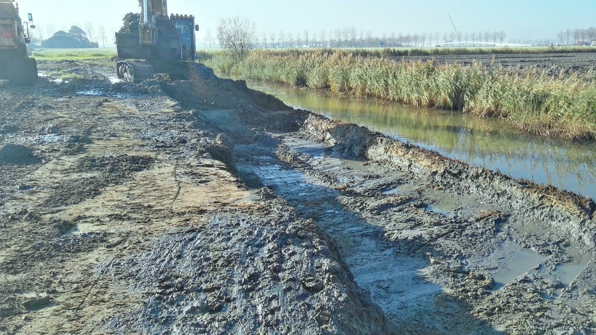 DePresidentSADC's tweet photo. Maar ook nieuwe sloot van 300 x 20 meter gegraven. https://t.co/dsf9ysjDxa https://t.co/wrCSvtIqlo
