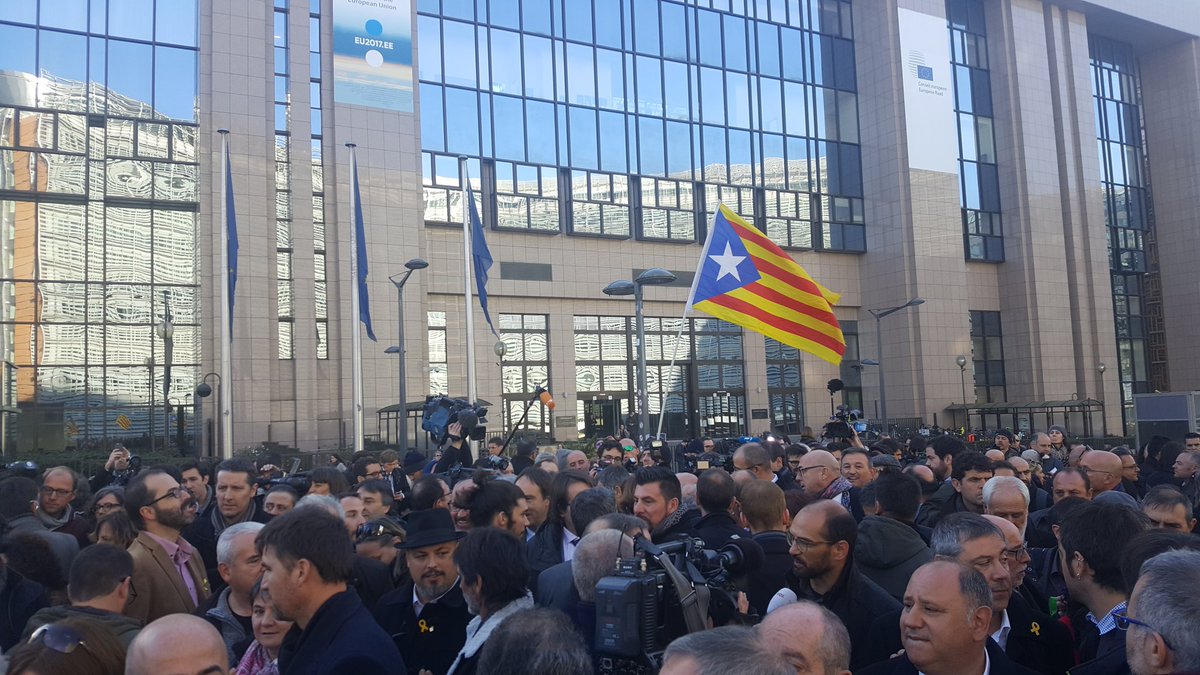 marccastells's tweet photo. Impressionant concentració de mitjans de comunicació europeus a la trobada d'alcaldes catalans a Brussel.les #llibertat https://t.co/2lNsx7VZav
