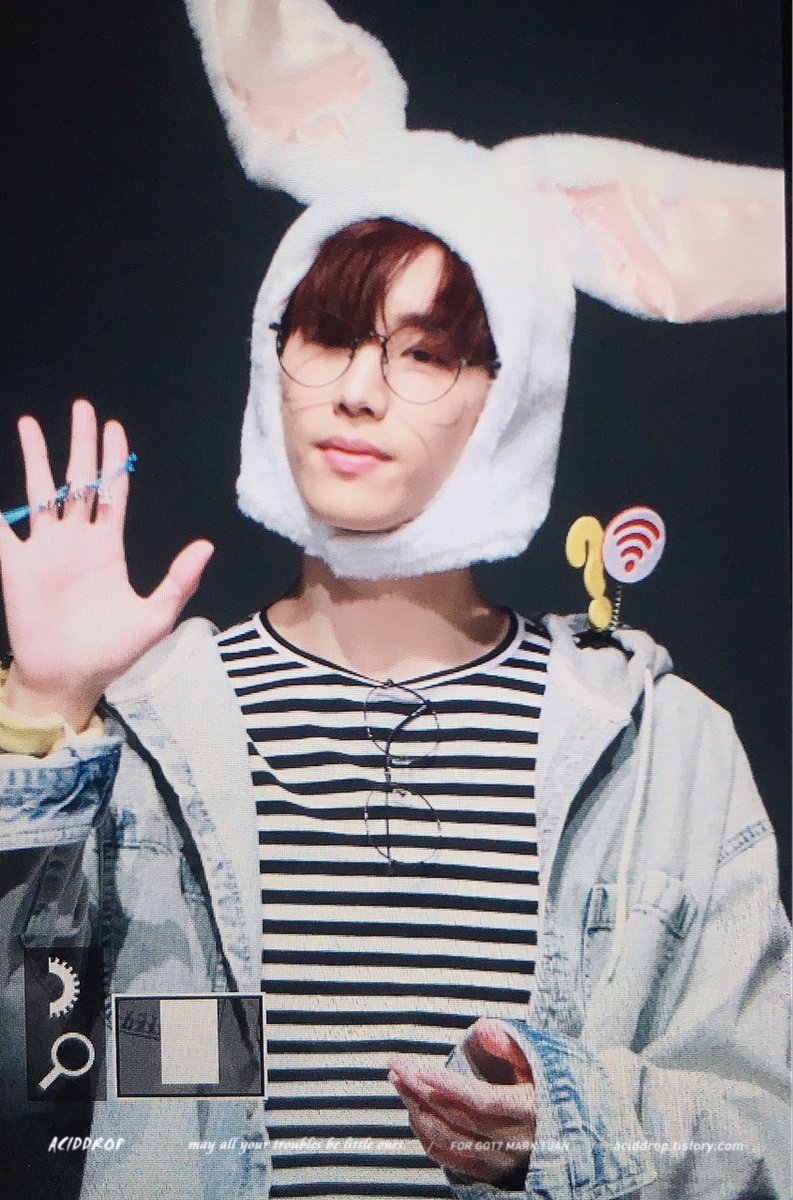 aciddrop0904's tweet photo. 171107 <PREVIEW> 
잠시 팬싸🐰ヾ(♥ó㉨ò)ﾉ♡ 

#Mark #마크 #GOT7 #갓세븐 https://t.co/8f0MbzHigq