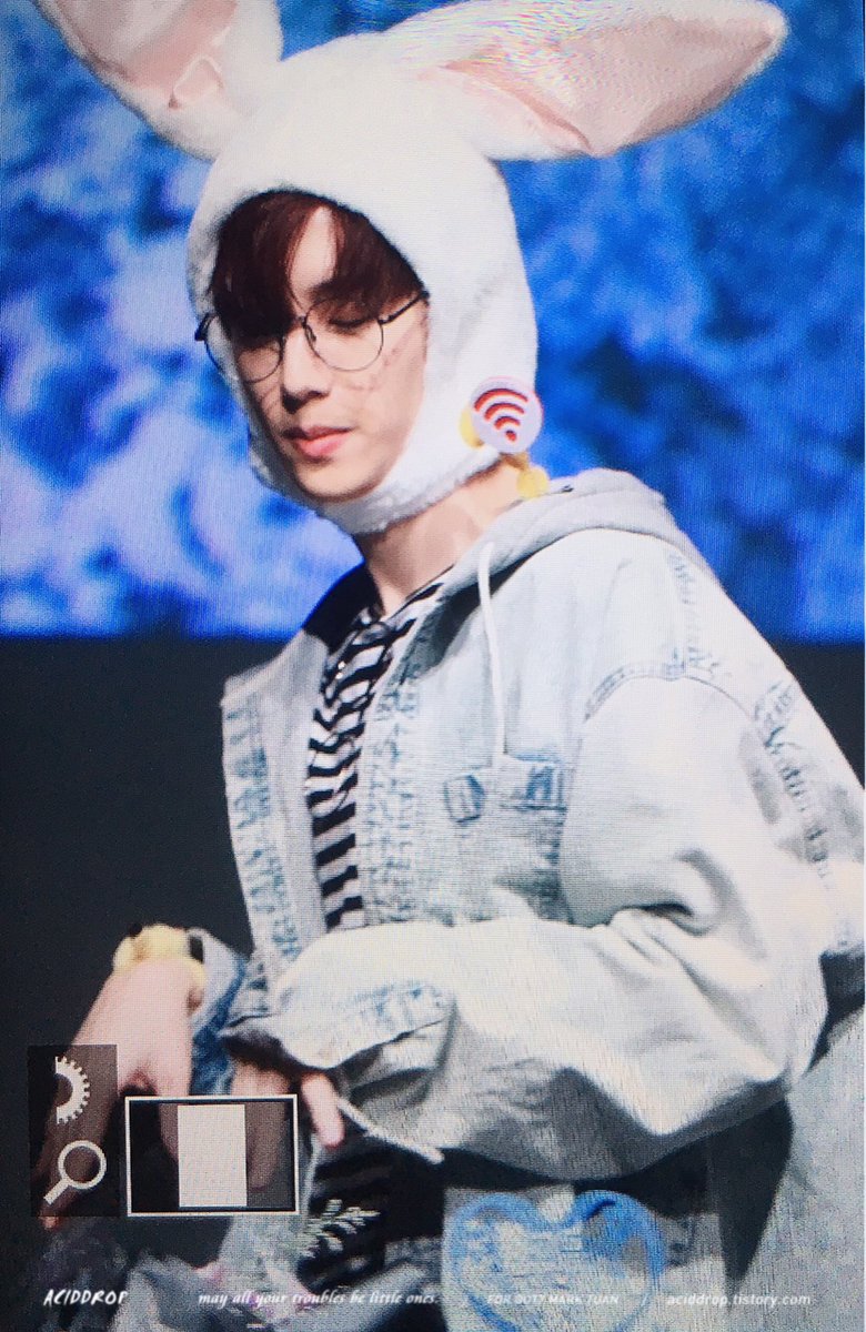 aciddrop0904's tweet photo. 171107 <PREVIEW> 
잠시 팬싸🐰ヾ(♥ó㉨ò)ﾉ♡ 

#Mark #마크 #GOT7 #갓세븐 https://t.co/8f0MbzHigq