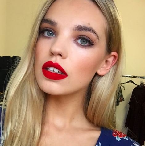 boohoo's tweet photo. In LOVE with this colour on @FrancescaCosh ♥️♥️ 

Shop #boohoocosmetics - https://t.co/2jOAbh5VkV 📸: katmannix_makeup #allgirls #boohoo https://t.co/AMGtIyoTte