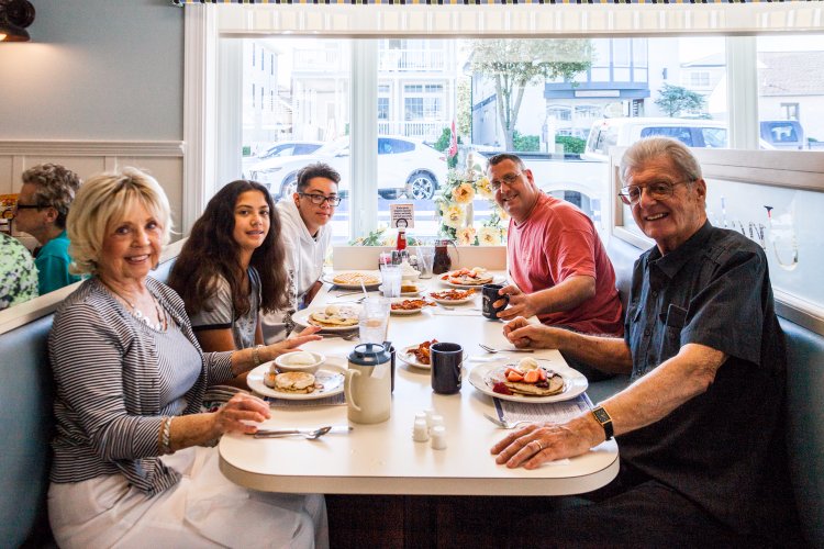 UncleBills21st's tweet photo. Everyone’s a local here. #UncleBills https://t.co/yLRD7a4hKJ