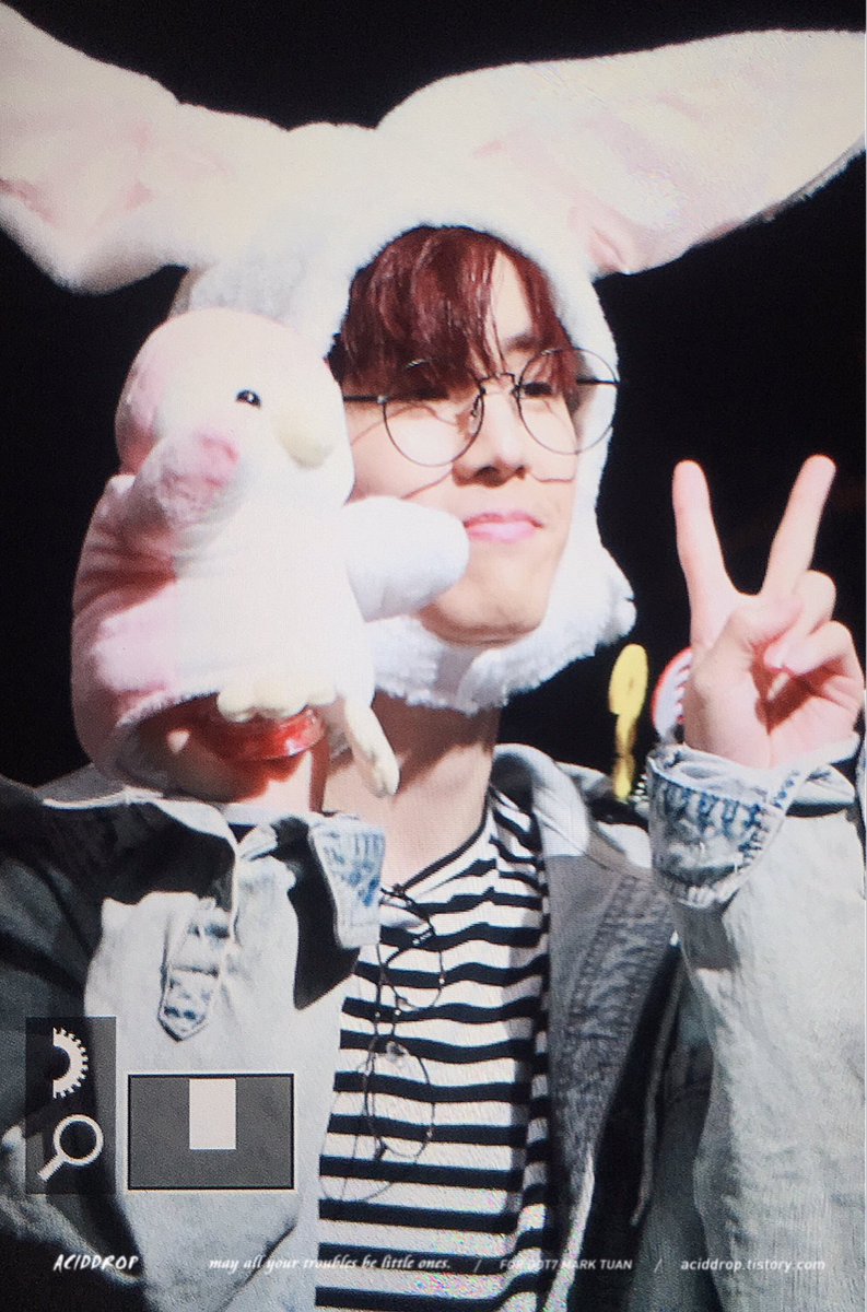 aciddrop0904's tweet photo. 171107 <PREVIEW> 
잠시 팬싸🐰(•̀o•́)ง

#Mark #마크 #GOT7 #갓세븐 https://t.co/uBWLMuXI5o