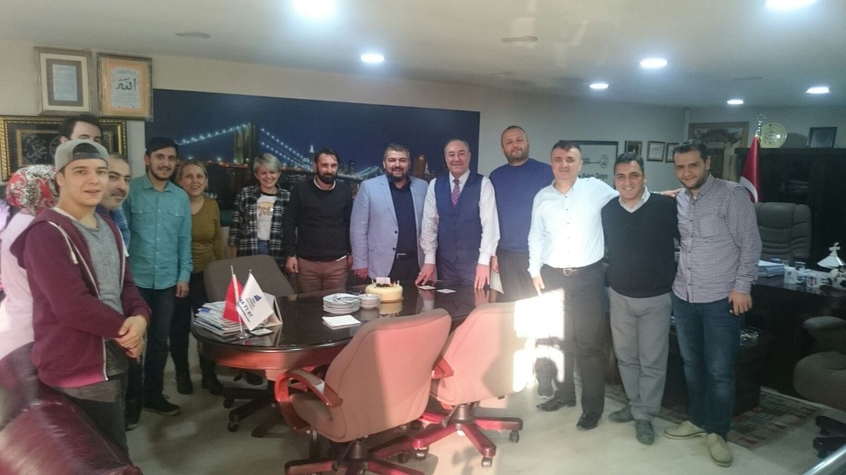 HfdAjans's tweet photo. Çalışma arkadaşımız @ibrahim_mecek 'in doğum gününü şirketimiz'de yöneticilerimiz ve mesai arkadaşlarımız ile kutladık. Nice mutlu yıllara 🎂 https://t.co/sx1868o2jV