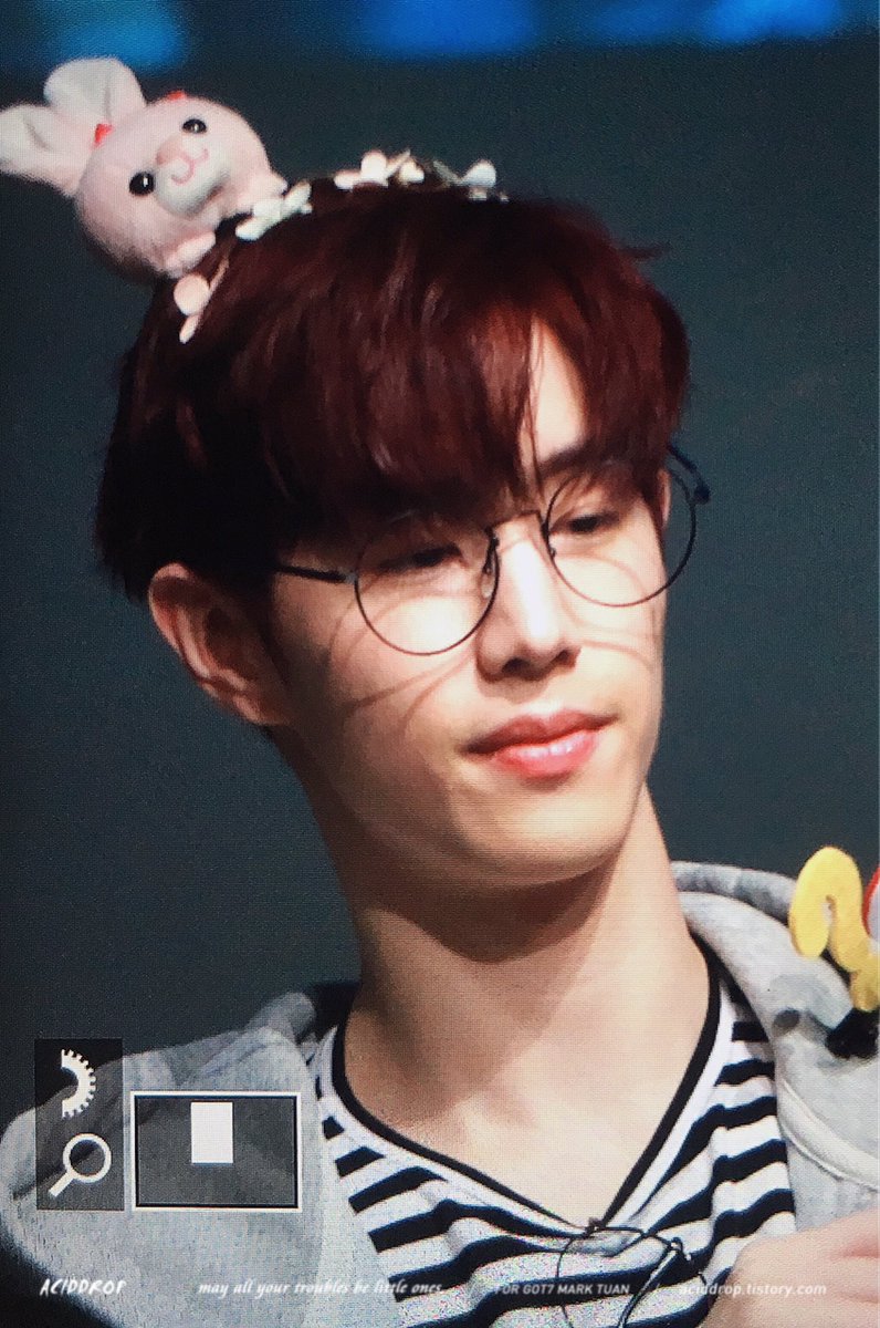 aciddrop0904's tweet photo. 171107 <PREVIEW> 
잠시 팬싸👓(๑‾ ꇴ ‾๑)

#Mark #마크 #GOT7 #갓세븐 https://t.co/TkdS9nm0rE