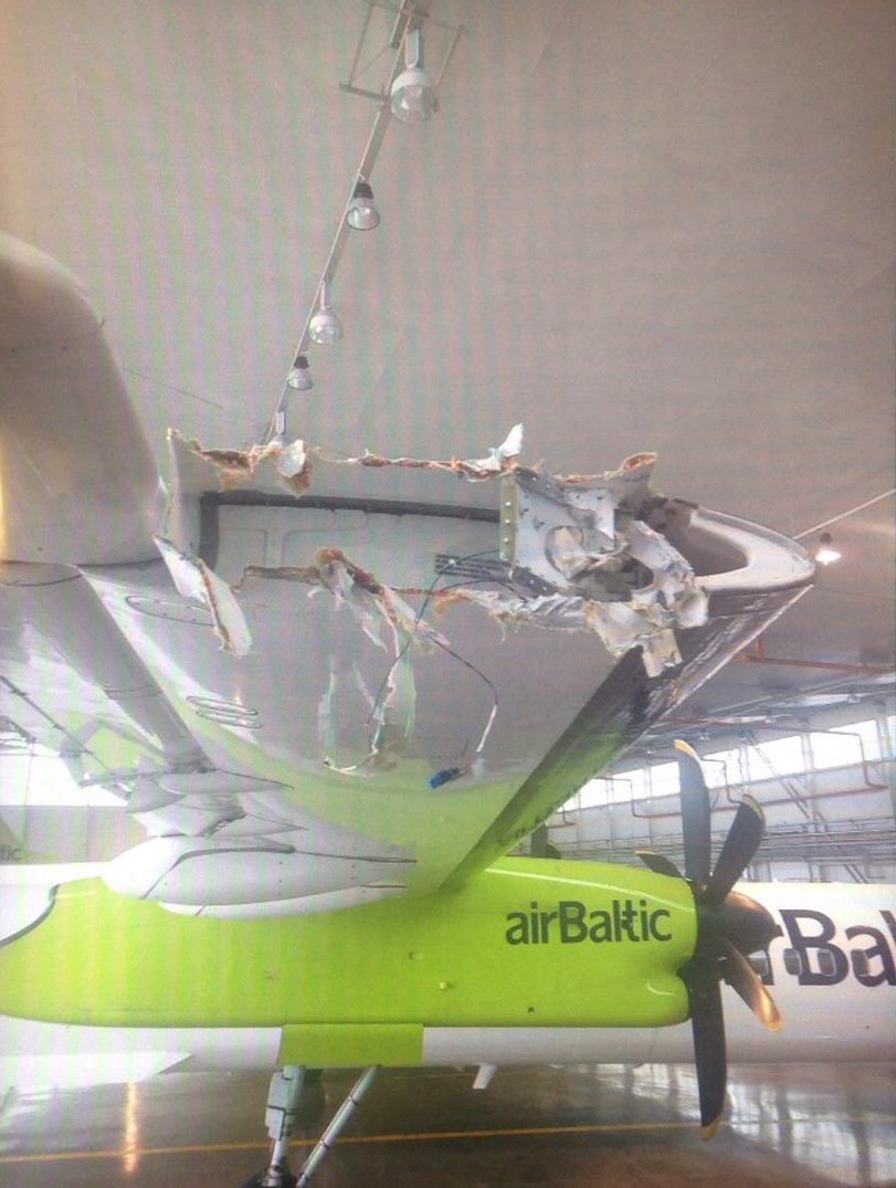 crashaerien's tweet photo. Arrachement d'un bout d'aile d'un avion (DASH8/LY-BBT) de Air Baltic (#BT360) ร Riga - https://t.co/xANM1F5Mze @crashaerien https://t.co/FgRJG9C86t