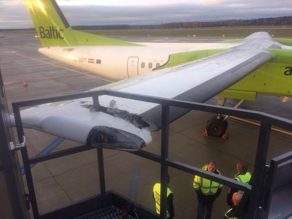 crashaerien's tweet photo. Arrachement d'un bout d'aile d'un avion (DASH8/LY-BBT) de Air Baltic (#BT360) ร Riga - https://t.co/xANM1F5Mze @crashaerien https://t.co/FgRJG9C86t
