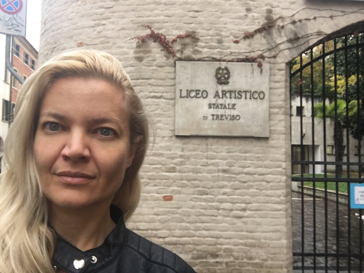 giraldo_ale's tweet photo. Oggi al Liceo Artistico di #Treviso per presentare il concorso @RileggiamoArt21: interessante confronto con il DS :) https://t.co/3bCXPGOvZW https://t.co/j6P1POxM8x