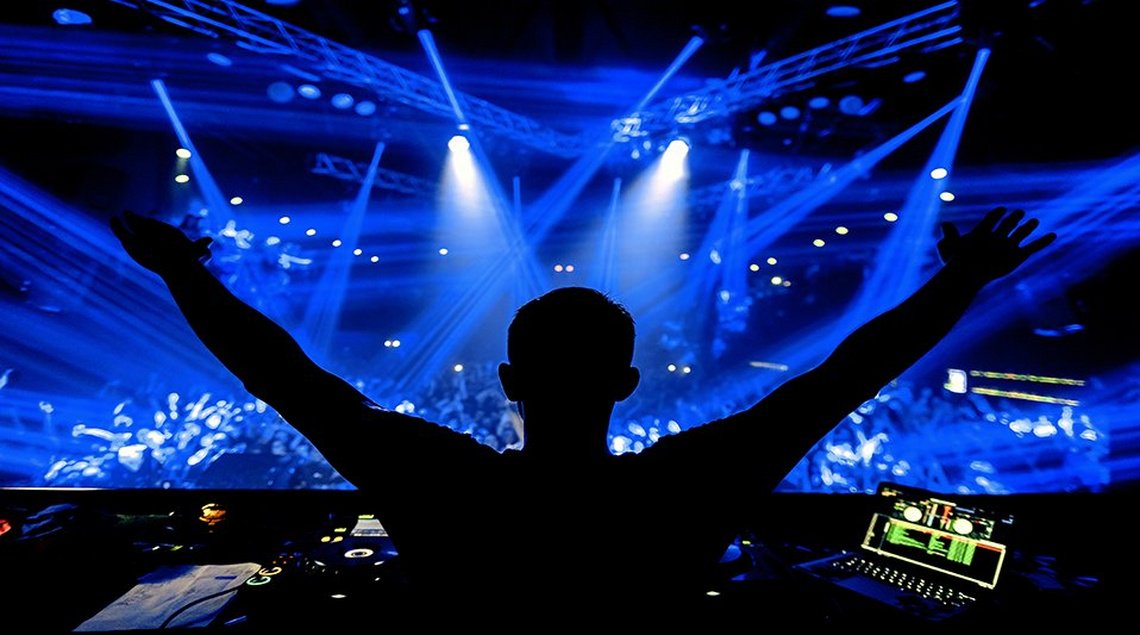 maplintweet's tweet photo. Whether you want to spin EDM, house, hip-hop or drum ‘n’ bass, Check our guide to becoming the next DJ superstar
👉 https://t.co/JX03C7cNEU https://t.co/8wKsG2ecxz