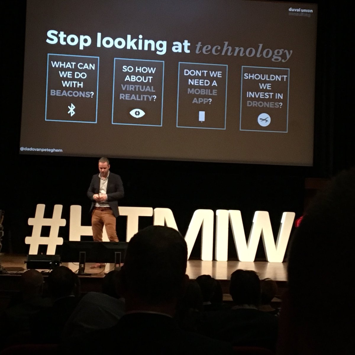 EllieEvergreen's tweet photo. Hoe kan ik #VR gebruiken kan nooit de vraag zijn. Welke painpoints wil je oplossen in de customer journey wel! @dadovanpeteghem #HTMIW17 https://t.co/2I0pCk0Yqa