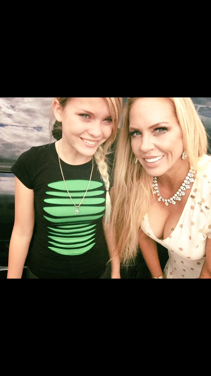 KyleiJo's tweet photo. @LymeLightFNDN @AvrilLavigne @AvrilFoundation @AvrilLavigne I’m 14 with #chroniclymedisease#lyme Where is raised monies going since my mom has had to pay $$$ we are still so sick😓 https://t.co/DJ2sp6hH6S