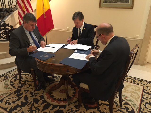 JanJambon's tweet photo. Signature d’un accord avec @Koen_Geens1 et le @FBI. Meilleur échange d’info sur suspects de terrorisme entre services de sécurité BE et US. Essentiel pour lutte contre le terrorisme. https://t.co/6kSdgqX6Oo
