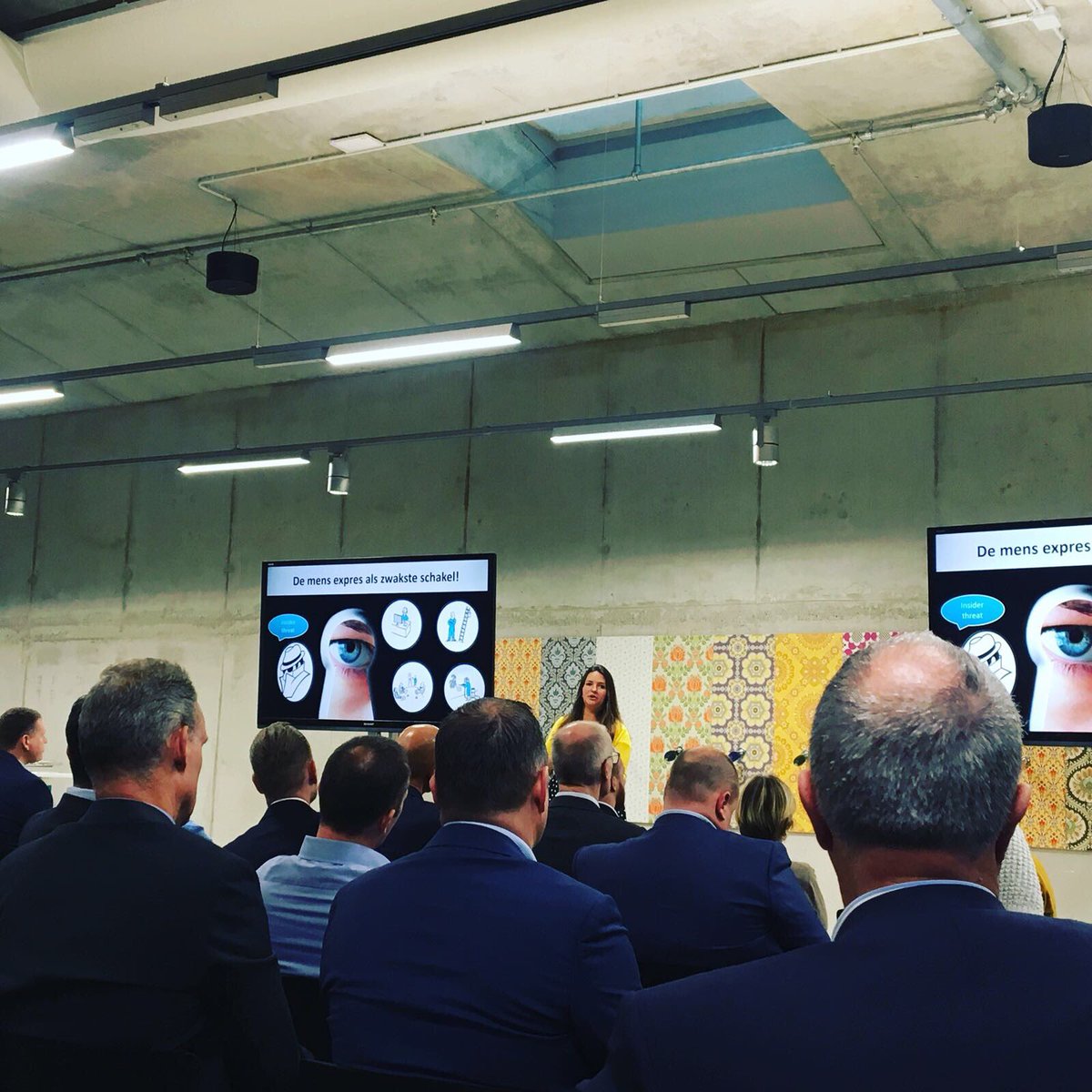 Leeooniee's tweet photo. Dr. Sophie Vd Zee met boeiend verhaal over gedrag in Cybercrime; is de mens de zwakste schakel? #veiligdigitaal https://t.co/En7Ja0FDd7