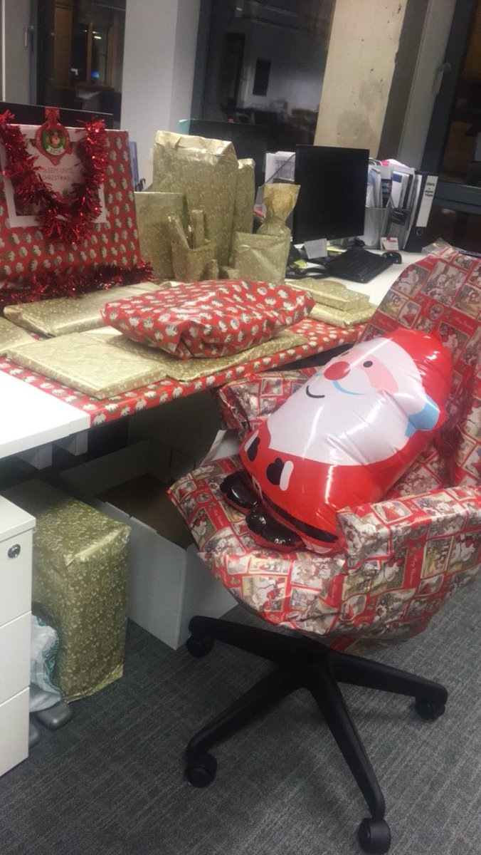 ShoppertainMgmt's tweet photo. We decided to decorate Katie’s desk this morning on her return from 2 weeks in the sun...oh and she happens to be the office Scrooge! https://t.co/vWIKrC89As