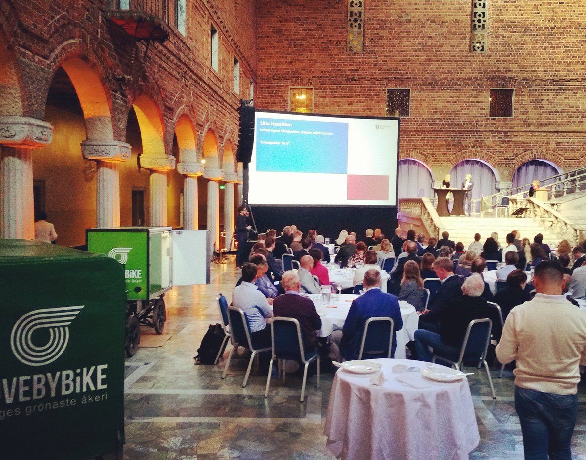 Rullade nyss in med inte mindre än två lastcyklar i Blå hallen för #klimatpakten-konferensen. Tack för inbjudan <a href="/Stockholmsstad/">Stockholms stad</a>. #movebybike