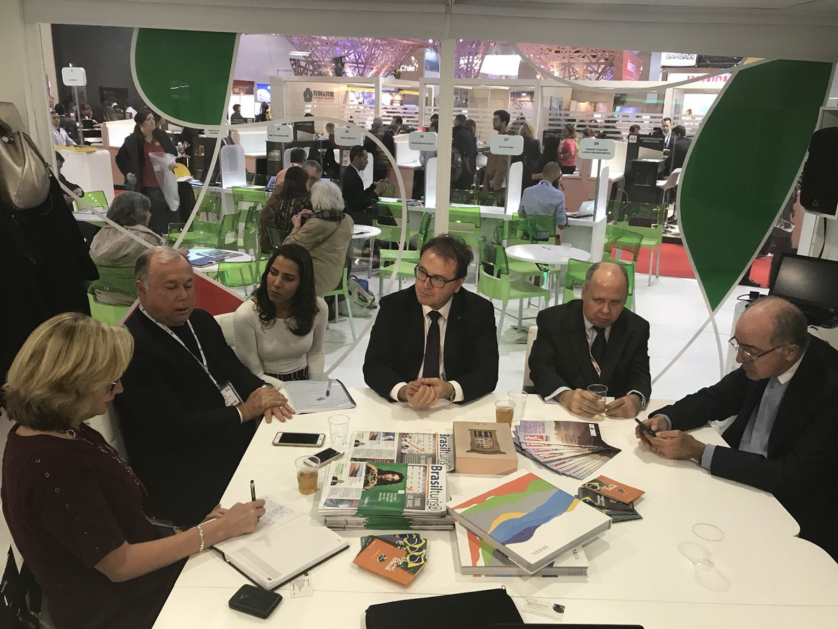 EmbraturBrasil's tweet photo. O pres. @vlummertz, com o embaixador Eduardo Santos @BrazilEmbassyUK recebeu @FinancialTimes no estande da @EmbraturNews da #WTMLD https://t.co/TV51nQWe9A