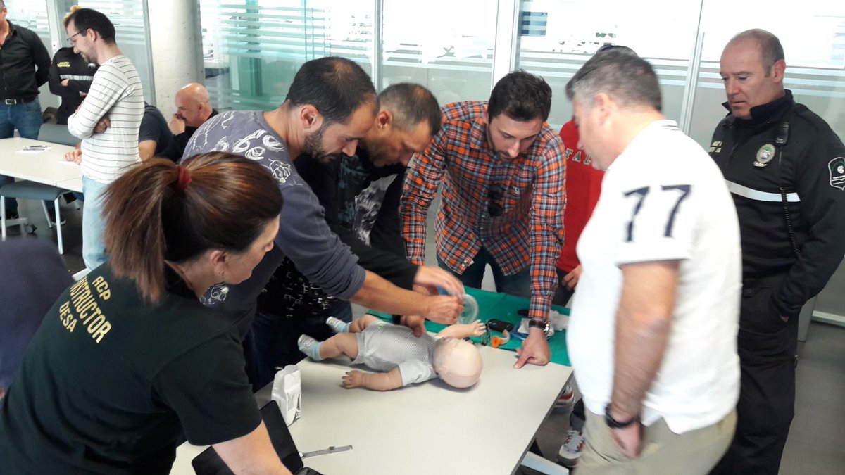 PortsdeBalears's tweet photo. Curs de RCP (Reanimació Cardio Pulmonar) y DESA (Desfibrilador Extern Semi Automàtic) impartit per @CaryosaHS al personal del #portdePalma https://t.co/tEfwzf6m5O