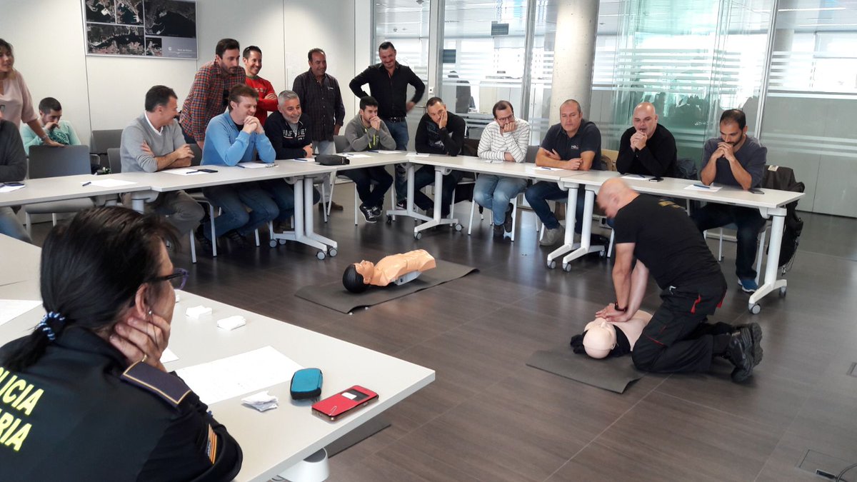 PortsdeBalears's tweet photo. Curs de RCP (Reanimació Cardio Pulmonar) y DESA (Desfibrilador Extern Semi Automàtic) impartit per @CaryosaHS al personal del #portdePalma https://t.co/tEfwzf6m5O