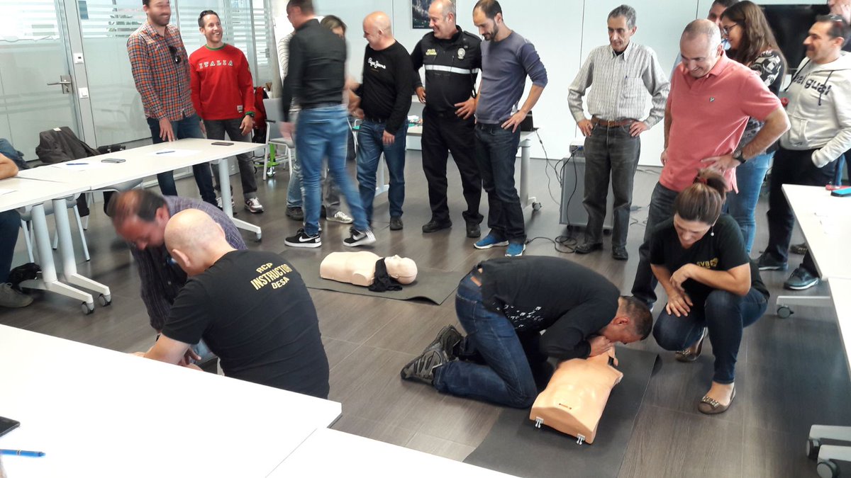 PortsdeBalears's tweet photo. Curs de RCP (Reanimació Cardio Pulmonar) y DESA (Desfibrilador Extern Semi Automàtic) impartit per @CaryosaHS al personal del #portdePalma https://t.co/tEfwzf6m5O