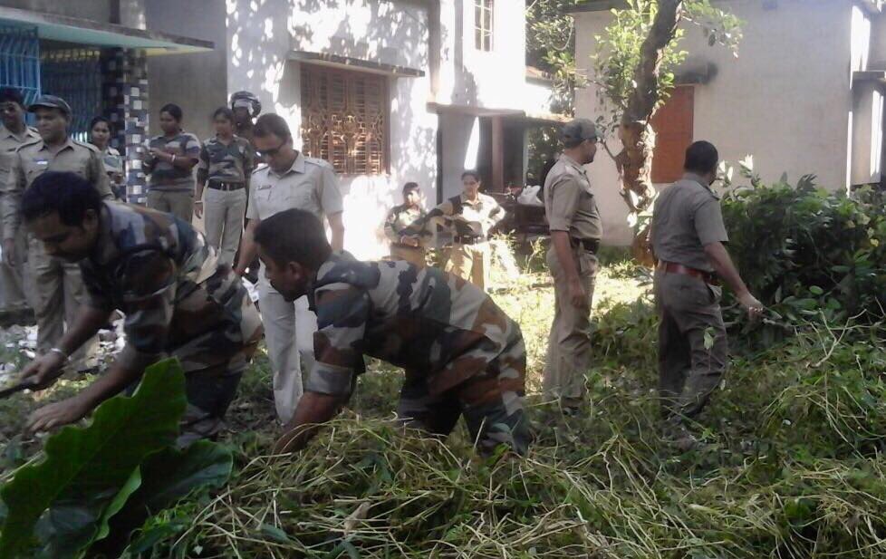 N24PoliceDist's tweet photo. Cleanliness drive on a  request via Facebook to IC Habra PS  by a local inhabitant of Vidya Sagar Road who recently recovered from dengue. https://t.co/Mxr4NkiWzJ