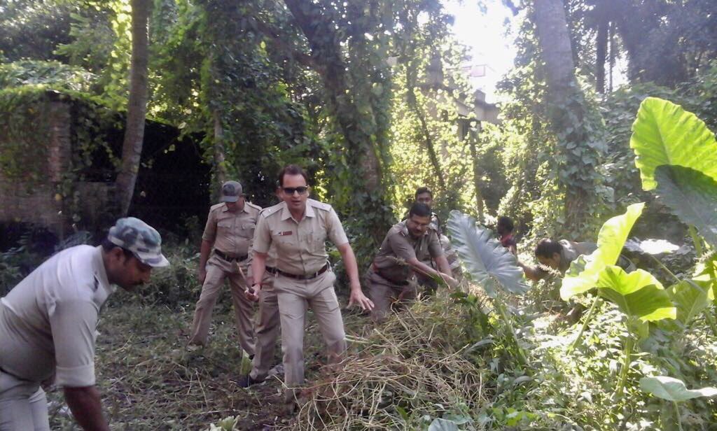 N24PoliceDist's tweet photo. Cleanliness drive on a  request via Facebook to IC Habra PS  by a local inhabitant of Vidya Sagar Road who recently recovered from dengue. https://t.co/Mxr4NkiWzJ