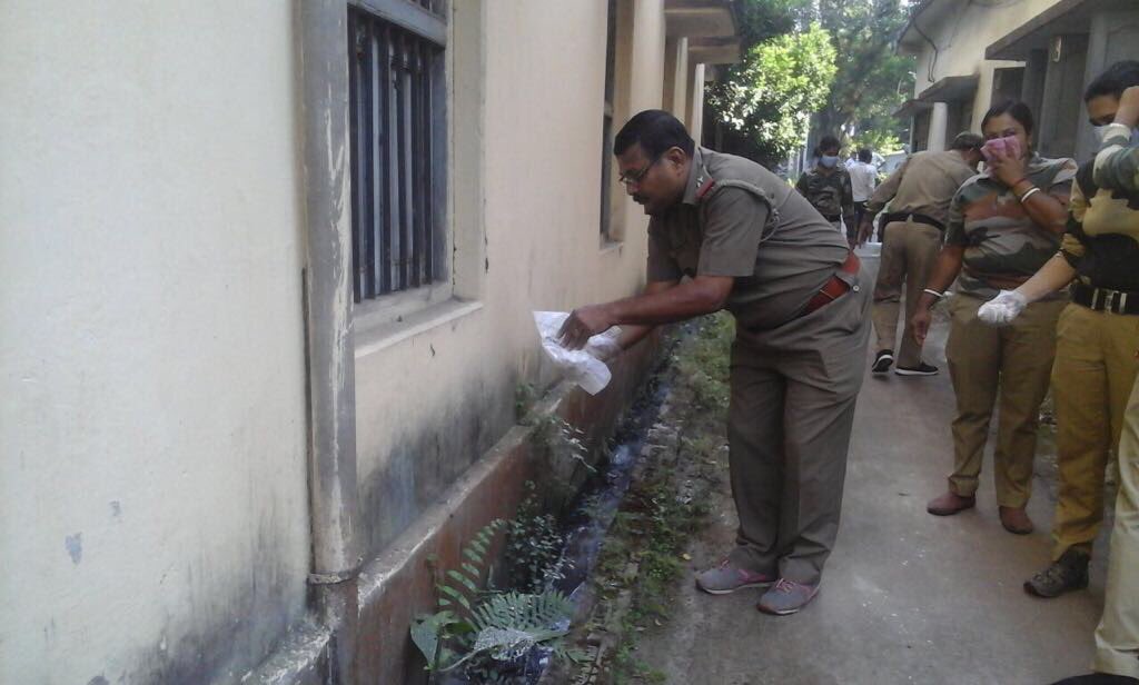 N24PoliceDist's tweet photo. Cleanliness drive on a  request via Facebook to IC Habra PS  by a local inhabitant of Vidya Sagar Road who recently recovered from dengue. https://t.co/Mxr4NkiWzJ