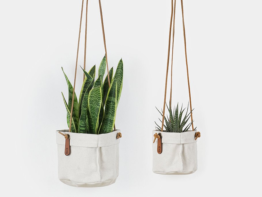 WLLSPNT's tweet photo. No one needs a handmade canvas hanging planter, but these ones from @winter_session are still pretty great. https://t.co/Pw93TRCEZ0 https://t.co/H94nSm6Edm