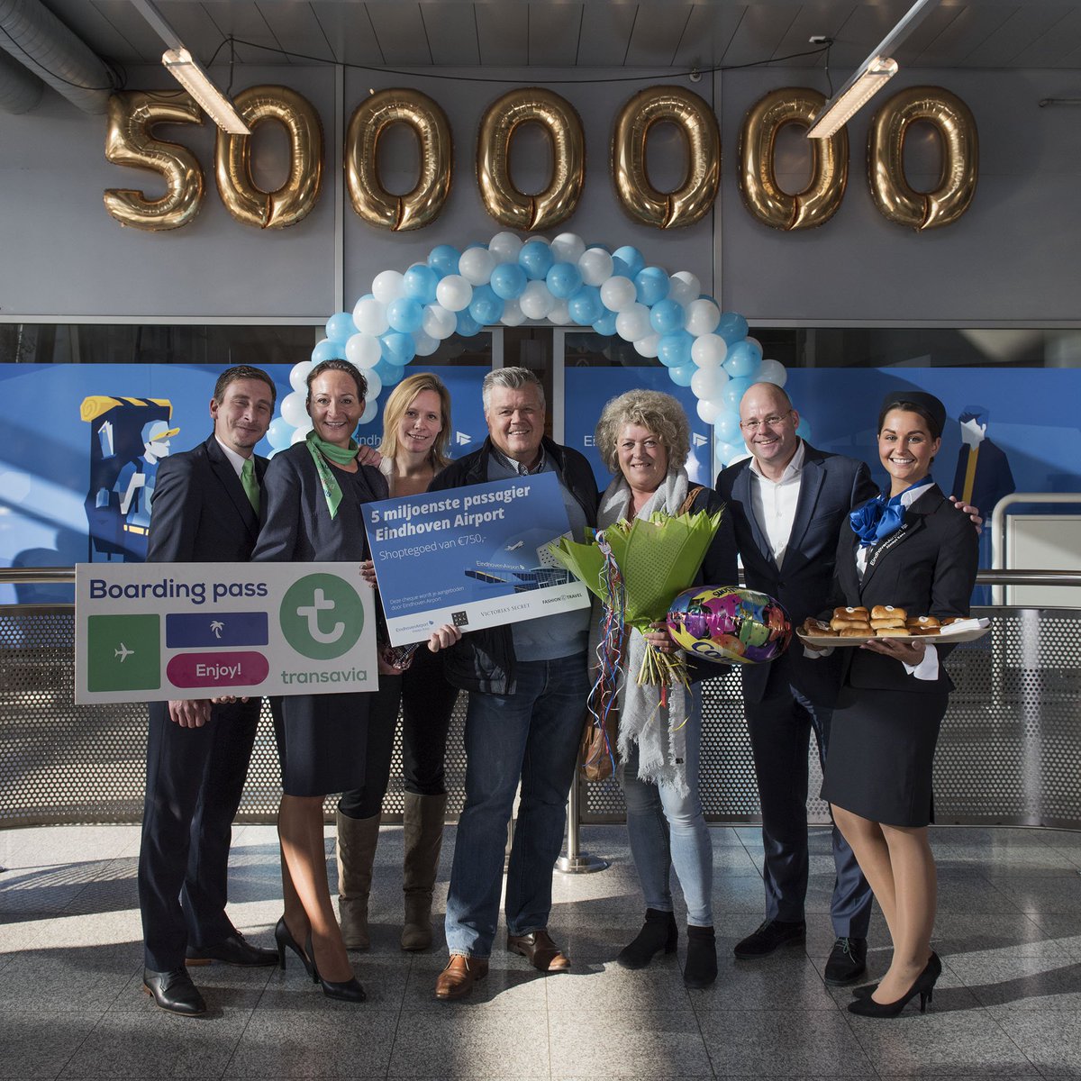 EINairport's tweet photo. Feest! Zojuist is op Eindhoven Airport de 5 miljoenste passagier van dit jaar verwelkomd! Lees meer: https://t.co/3mTFGDegrM https://t.co/ifdQ4gIkVJ