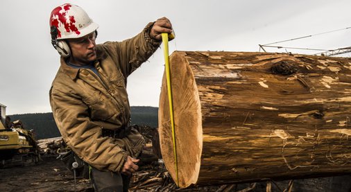 Beat works on a 50,000 square foot log mansion on tonight’s episode of #LogCabinKings. The building begins at 9:00 p.m. on @gactv