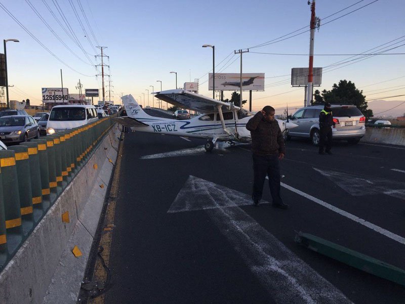 AGNLosTuxtlas's tweet photo. #Entérate #Comparte #Nacional
Avioneta realiza aterrizaje forzoso en Bulevar Aeropuerto en Toluca https://t.co/OacIkUMQTQ https://t.co/uRWVs4bb3L