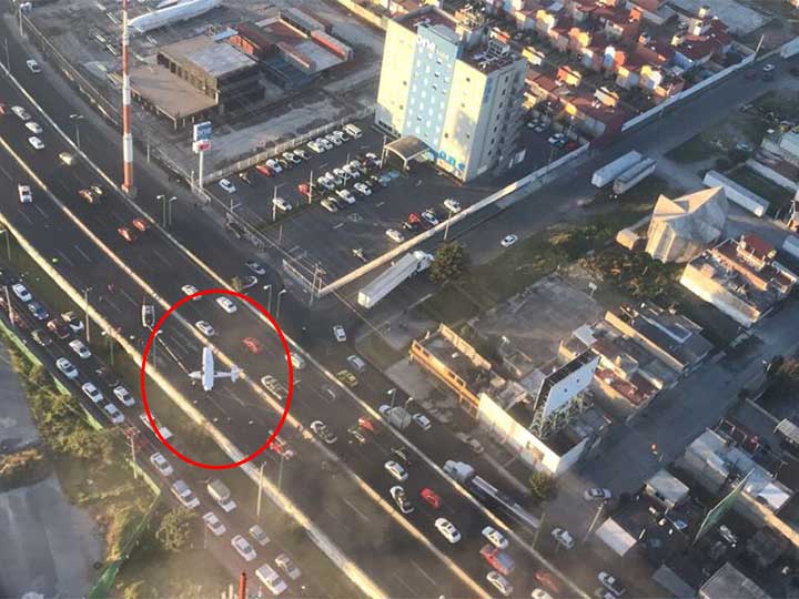 JoseCardenas1's tweet photo. Avioneta aterriza de emergencia en Boulevard Toluca https://t.co/oFX7y4RdIK https://t.co/uOzzrgrGCI