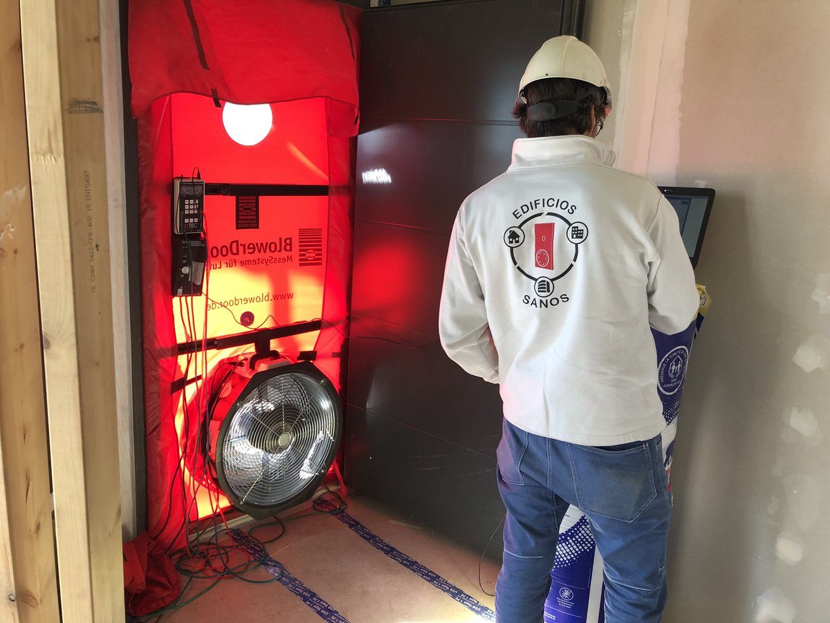 BioPasiva_'s tweet photo. Excelente resultado en el primer test de #Blowerdoor con todas las instalaciones pasadas, de nuestra casa #BioPasiva de #ColladoMediano. Otra más cumpliendo el #Passivhaus pero que no se va a certificar. Y van 40 #CasasPasivas en #madrid! +info 👉 https://t.co/9JPLZyzUaZ https://t.co/WqeMhGqCRz