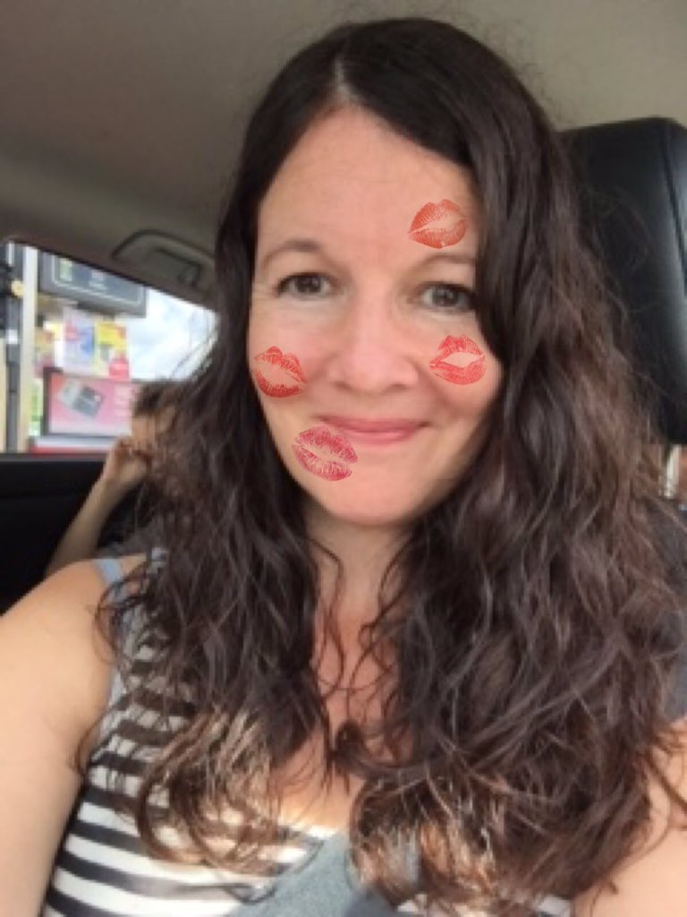 baberooo's tweet photo. @Poundland Please I need to .....VAMP UP MY LOOK......with #MakeUpGallery perfection 💋💋💋 @ruth_pickford https://t.co/TjAjt3eKBn