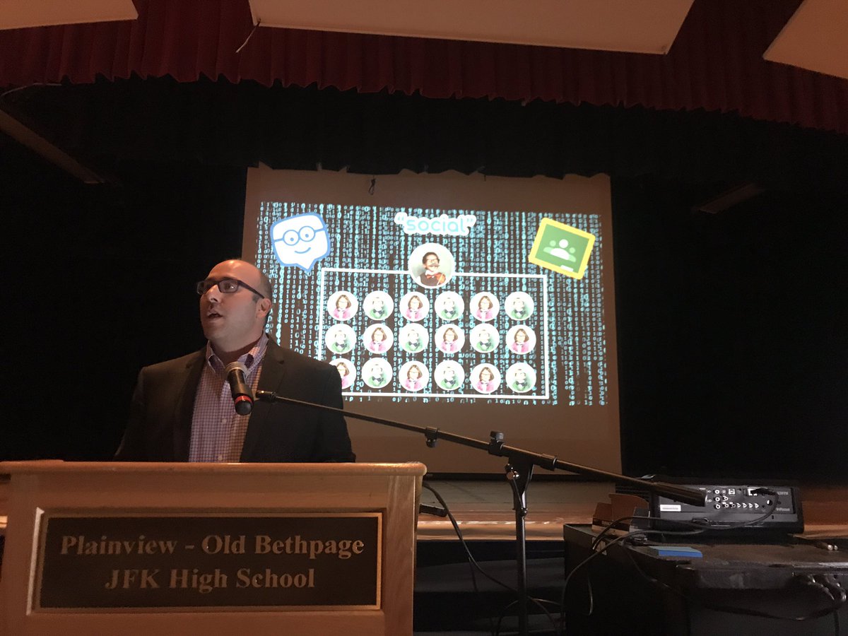 sgrayPOB's tweet photo. Talking about the power of social media @mrsyohePOB @abellow#POBTECHknowledgy @pobsupt https://t.co/isJbmQuDjv