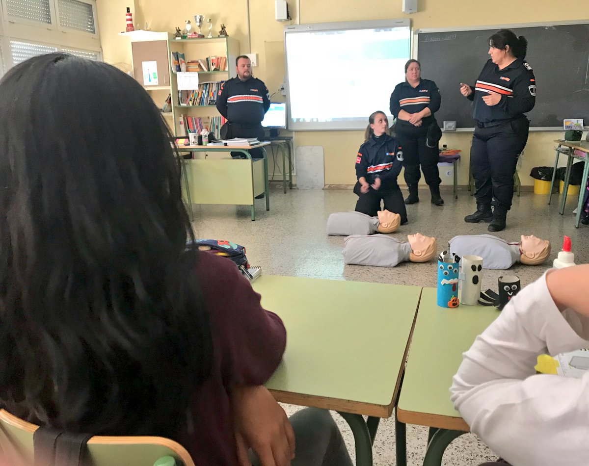 AytoLeganes's tweet photo. El alcalde y el director de Seguridad Ciudadana acompañan hoy a Protección Civil en su visita a los escolares del CEIP Fco. de Quevedo https://t.co/R1jhKoBmxc