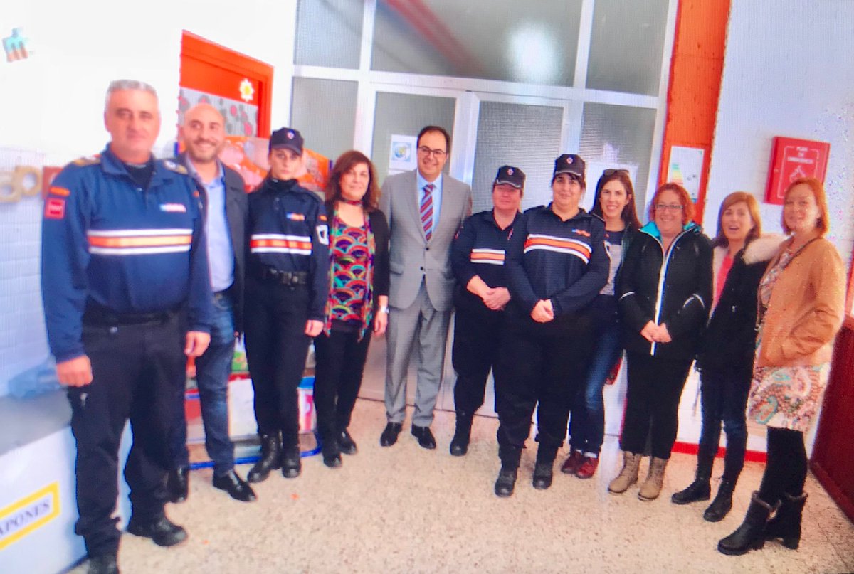AytoLeganes's tweet photo. El alcalde y el director de Seguridad Ciudadana acompañan hoy a Protección Civil en su visita a los escolares del CEIP Fco. de Quevedo https://t.co/R1jhKoBmxc